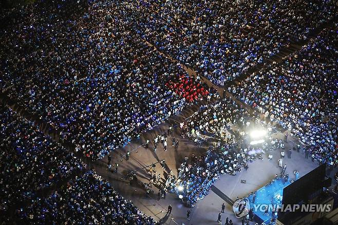 이재명 후보 집중유세에 응원봉 들고 환호하는 시민들 (서울=연합뉴스) 김주성 기자 = 대선을 하루 앞둔 2일 서울 여의도공원 문화의마당에서 열린 더불어민주당 이재명 대선후보의 집중유세에 모인 시민들이 응원봉을 흔들며 환호하고 있다. 2025.6.2 [공동취재] utzza@yna.co.kr