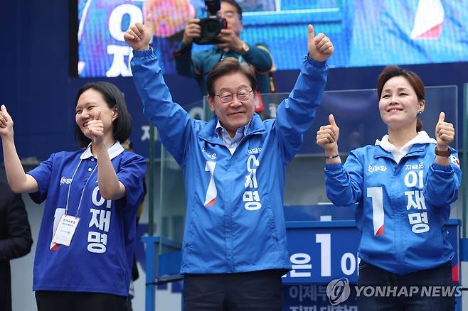광명 시민들에게 지지 호소하는 이재명 후보 (광명=연합뉴스) 김주성 기자 = 더불어민주당 이재명 대선 후보가 선거를 하루 앞둔 지난 2일 경기 광명시 철산로데오광장에서 열린 유세에서 엄지를 들어 보이고 있다. 2025.6.2 utzza@yna.co.kr