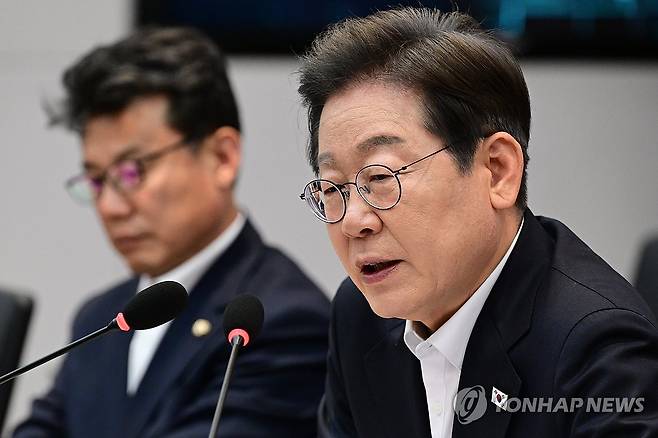 인사말하는 더불어민주당 이재명 대선 후보 (서울=연합뉴스) 더불어민주당 이재명 대선 후보가 28일 경기도 이천시 SK하이닉스 이천캠퍼스에서 열린 AI 메모리반도체 기업간담회에서 인사말을 하고 있다. 2025.4.28 [국회사진기자단] ondol@yna.co.kr