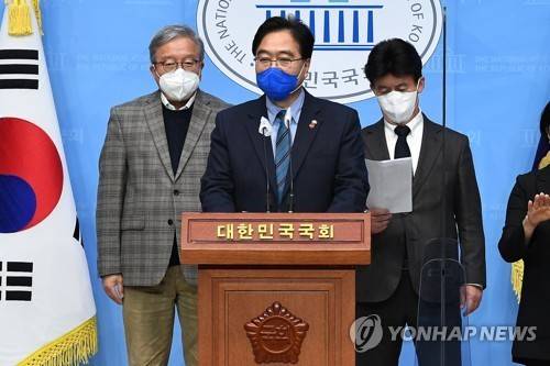 2022년 대선 당시 더불어민주당 이재명 후보 직속 기본사회위원회 2022년 대선 당시 더불어민주당 이재명 후보 직속 기본사회위원회 고문을 맡은 강남훈 한신대 경제학과 교수(왼쪽). [연합뉴스 자료사진]