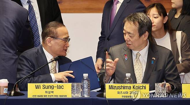 대화하는 미즈시마 고이치 주한 일본대사와 위성락 의원 (서울=연합뉴스) 김주형 기자 = 위성락 선진외교를 위한 초당적 포럼 대표의원(왼쪽)과 미즈시마 고이치 주한 일본대사가 27일 서울 여의도 국회 사랑재에서 열린 한·중·일 3국 협력 전문가 대화에 참석해 대화하고 있다. 2025.3.27 kjhpress@yna.co.kr