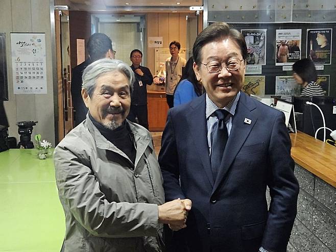 2일 성남 주민교회에서 만난 이재명(오른쪽) 후보와 이해학 원로목사 [이해학 목사 제공. 재판매 및 DB 금지]