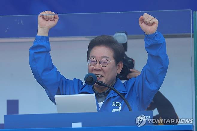 지지 호소하는 이재명 후보 (대구=연합뉴스) 김주성 기자 = 더불어민주당 이재명 대선 후보가 선거를 이틀 앞두고 '험지 공략'에 나선 1일 대구광역시 동대구역 광장에서 열린 유세에서 시민들에게 지지를 호소하고 있다. 2025.6.1 utzza@yna.co.kr