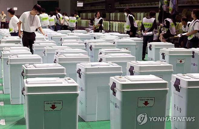 모여든 투표함 (울산=연합뉴스) 장지현 기자 = 제21대 대통령선거일인 3일 오후 울산 남구 문수체육관에 마련된 남구 개표소에 도착한 투표함이 모여 있다. 2025.6.3 jjang23@yna.co.kr