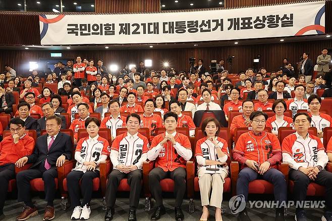 국민의힘 개표상황실은 지금 (서울=연합뉴스) 박동주 기자 = 국민의힘 김용태 비상대책위원장, 안철수, 나경원 의원 등이 3일 서울 여의도 국회도서관에 마련된 국민의힘 제21대 대통령선거 개표상황실에서 방송사 출구조사 결과를 지켜보고 있다. 2025.6.3 [공동취재] pdj6635@yna.co.kr