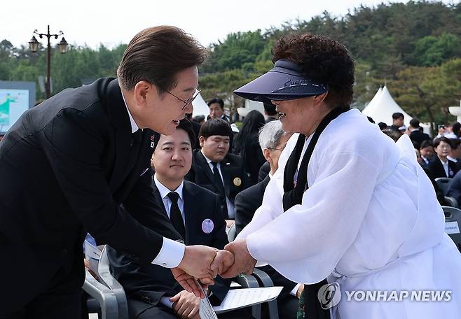 이재명 후보와 5.18 유가족 (광주=연합뉴스) 홍해인 기자 = 더불어민주당 이재명 대선후보가 18일 광주광역시 북구 국립 5·18민주묘지에서 열린 5·18민주화운동 45주년 기념식에서 유가족과 인사하고 있다. 2025.5.18 hihong@yna.co.kr