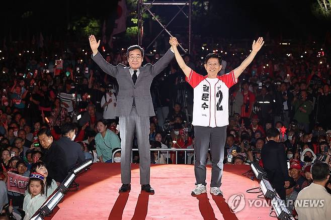 이낙연 상임고문 손 잡은 김문수 후보 (서울=연합뉴스) 박동주 기자 = 국민의힘 김문수 대선 후보가 2일 서울시청 앞 서울광장에서 열린 피날레 유세에서 새미래민주당 이낙연 상임고문의 손을 잡고 지지를 호소하고 있다. 2025.6.2 [공동취재] pdj6635@yna.co.kr