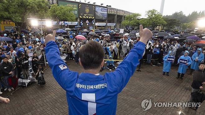 광양 유세에서 엄지 들어보이는 이재명 후보 (광양=연합뉴스) 황광모 기자 = 더불어민주당 이재명 대선후보가 15일 전남 광양시 전남드래곤즈축구장 북문 앞에서 열린 유세에서 엄지를 들어 보이고 있다. 2025.5.15 hkmpooh@yna.co.kr