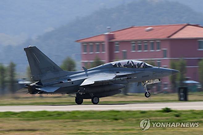 착륙하는 FA-50 전투기 (서울=연합뉴스) 한미공군이 17일부터 다음 달 2일까지 공군 광주기지에서 대규모 연합공중훈련 '프리덤 플래그' 훈련을 실시한다고 밝혔다. 사진은 광주기지 활주로에 착륙하고 있는 한국 공군의 FA-50 전투기. 2025.4.17 [공군 제공. 재판매 및 DB 금지] photo@yna.co.kr