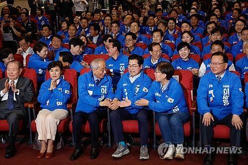 출구조사에 기뻐하는 민주당  출구조사에 기뻐하는 민주당
    (서울=연합뉴스) 김주성 기자 = 더불어민주당 강금실(왼쪽 두번째부터), 윤여준, 박찬대, 정은경, 김부겸 선대위원장이 3일 서울 여의도 국회의원회관 개표상황실에서 제21대 대통령선거 지상파 출구조사 결과에서 이재명 후보가 51.7%로 앞서는 것으로 발표되자 기뻐하고 있다. 2025.6.3 [공동취재]
    utzza@yna.co.kr