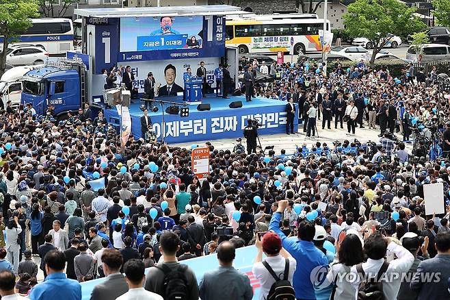 광주 집중유세에서 연설하는 이재명 (광주=연합뉴스) 황광모 기자 = 더불어민주당 이재명 대선후보가 17일 광주광역시 서구 김대중컨벤션센터 광장에서 열린 집중 유세에서 지지를 호소하는 연설을 하고 있다. 2025.5.17 [공동 취재] hkmpooh@yna.co.kr