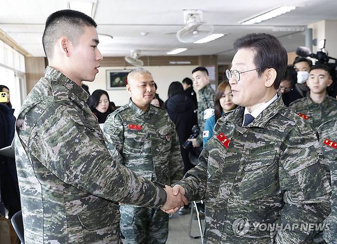 당대표 시절 해병대 장병 격려 방문한 이재명 대통령 [연합뉴스 자료사진]