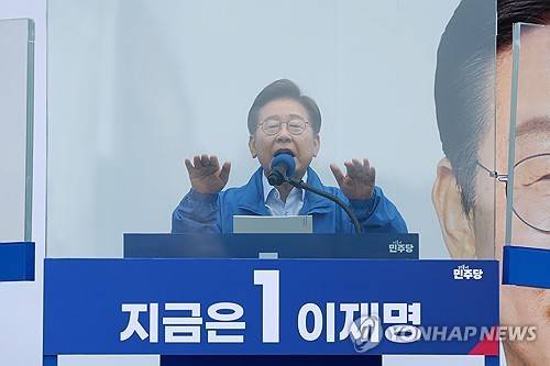 고양서 지지 호소하는 이재명 후보 [연합뉴스 자료사진]