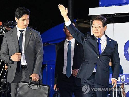 인사하는 이재명 대통령     (서울=연합뉴스) 김주성 기자 = 이재명 대통령이 당선이 확실시되던 4일 오전 새벽, 서울 여의도 국회 인근에서 당 주최로 열린 국민개표방송 행사에 참석해 시민들을 향해 인사하고 있다. 2025.6.4 [공동취재]
    utzza@yna.co.kr
(끝)