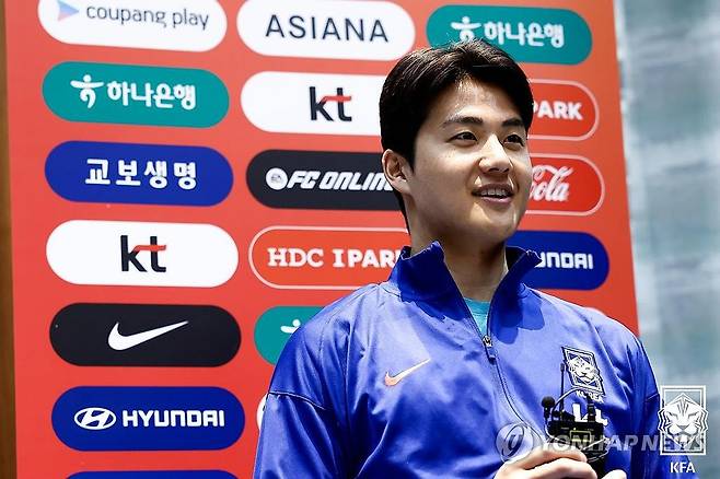 인터뷰하는 설영우 (서울=연합뉴스) 한국 축구대표팀 설영우가 3일(한국시간) 이라크 바스라 한 호텔에서 인터뷰하고 있다. 축구대표팀은 6일 이라크를 상대로 2026 북중미 월드컵 아시아 3차 예선 B조 9차전을 치른다. 2025.6.3 [대한축구협회 제공. 재판매 및 DB 금지] photo@yna.co.kr