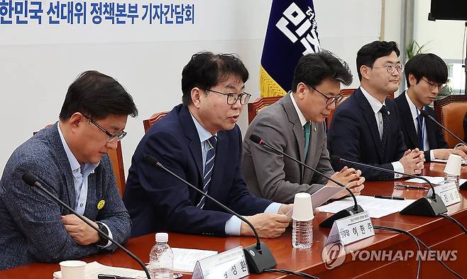 발언하는 이한주 민주당 총괄선대본부 정책본부 본부장 (서울=연합뉴스) 김주형 기자 = 12일 서울 여의도 국회에서 열린 21대 대통령선거 더불어민주당 10대 정책공약 기자간담회에서 이한주(왼쪽 두번째) 총괄선거대책본부 정책본부 본부장이 발언하고 있다. 2025.5.12 kjhpress@yna.co.kr