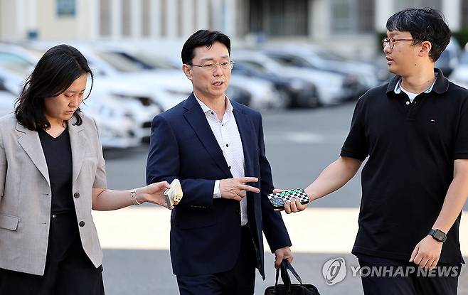 취재진 질문에 답변하는 임성근 전 사단장 (대구=연합뉴스) 윤관식 기자 = 임성근 전 해병대 1사단장이 4일 대구지검에서 '해병대 채상병 순직 사건' 관련 소환 조사에 응하기 위해 출석하는 중 취재진 질문에 답변하고 있다. 2025.6.4 psik@yna.co.kr