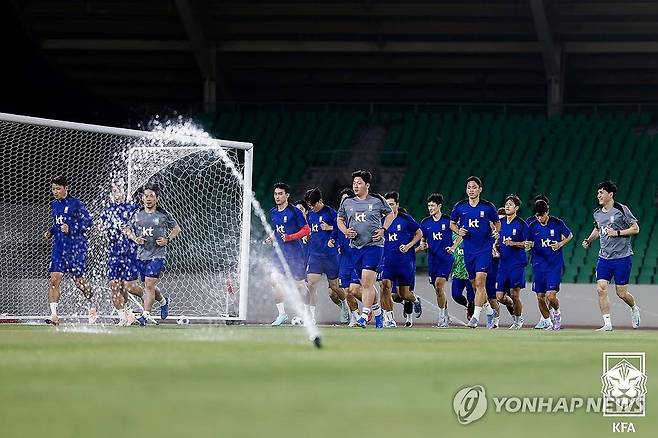 훈련하는 축구대표팀 (서울=연합뉴스) 한국 축구대표팀이 3일(현지시간) 이라크 바스라 알 파이하 스타다움에서 훈련하고 있다. 축구대표팀은 6일 이라크를 상대로 2026 북중미 월드컵 아시아 3차 예선 B조 9차전을 치른다. 2025.6.4 [대한축구협회 제공. 재판매 및 DB 금지] photo@yna.co.kr