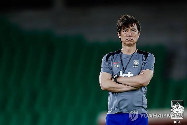 훈련 지켜보는 홍명보 감독 (서울=연합뉴스) 한국 축구대표팀 홍명보 감독이 3일(현지시간) 이라크 바스라 알 파이하 스타다움에서 열린 훈련을 지켜보고 있다. 축구대표팀은 6일 이라크를 상대로 2026 북중미 월드컵 아시아 3차 예선 B조 9차전을 치른다. 2025.6.4 [대한축구협회 제공. 재판매 및 DB 금지] photo@yna.co.kr