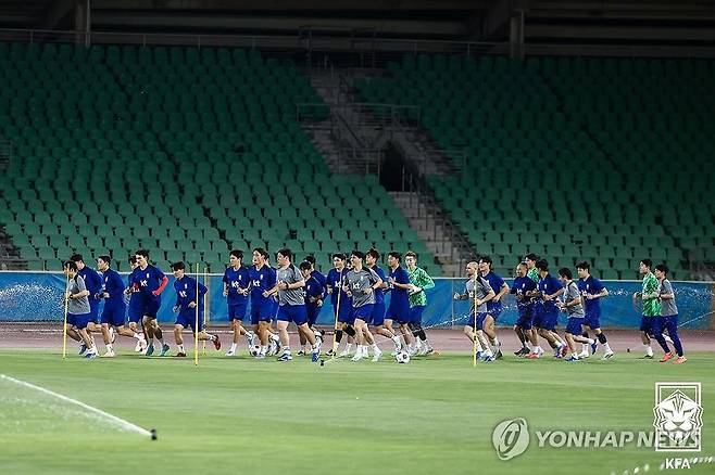 훈련하는 축구대표팀 (서울=연합뉴스) 한국 축구대표팀이 3일(현지시간) 이라크 바스라 알 파이하 스타다움에서 훈련하고 있다. 축구대표팀은 6일 이라크를 상대로 2026 북중미 월드컵 아시아 3차 예선 B조 9차전을 치른다. 2025.6.4 [대한축구협회 제공. 재판매 및 DB 금지] photo@yna.co.kr