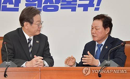 이재명 대통령과 박완수 경남지사 박완수 경남지사(오른쪽)가 2023년 11월 국회를 찾아 당시 더불어민주당 대표였던 이재명 대통령(왼쪽)을 만나 우주항공청 특별법 통과에 협조를 요청하고 있다. [연합뉴스 자료사진]