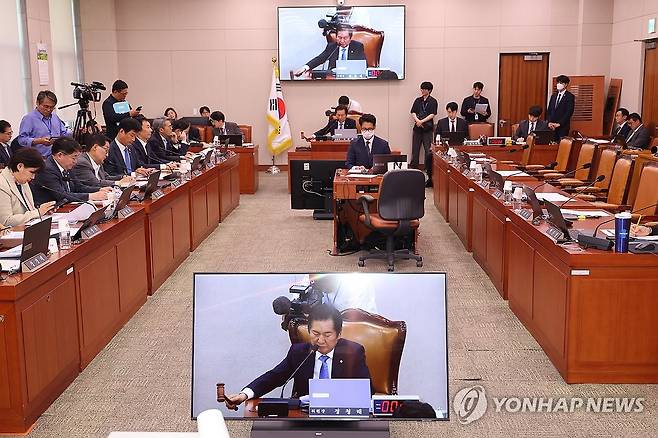 김건희·내란·채해병 특검법 법사위 통과 (서울=연합뉴스) 박동주 기자 = 7일 서울 여의도 국회에서 국민의힘 의원들이 퇴장한 가운데 열린 법제사법위원회 전체회의에서 정청래 위원장이 윤석열 전 대통령 등에 의한 내란ㆍ외환 행위의 진상규명을 위한 특별검사 임명 등에 관한 법률안 통과를 알리며 의사봉을 두드리고 있다. 2025.5.7 pdj6635@yna.co.kr