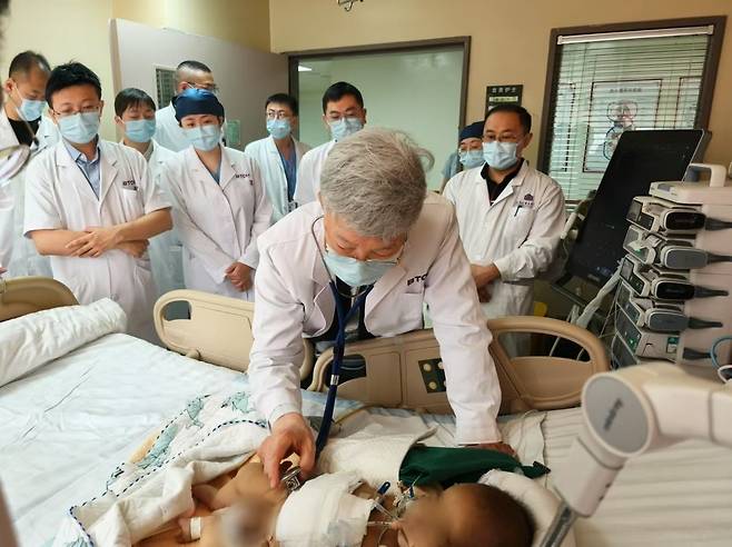 이승규 석좌교수가 환아의 상태를 살펴보고 있다. [서울아산병원 제공]