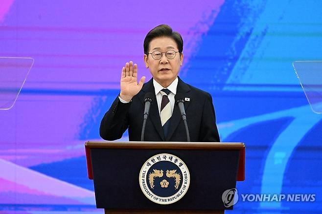 이재명 대통령, 취임 선서 (서울=연합뉴스) 이재명 대통령이 4일 서울 여의도 국회에서 열린 제21대 대통령 취임선서식에서 취임 선서를 하고 있다. 2025.6.4 [국회사진기자단] photo@yna.co.kr