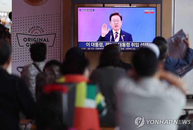 이재명 대통령 취임선서 (서울=연합뉴스) 윤동진 기자 = 4일 서울역에서 시민들이 TV를 통해 이재명 대통령의 취임 선서식을 보고 있다. 2025.6.4 mon@yna.co.kr