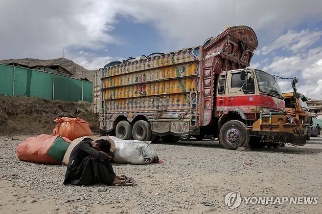 아프가니스탄 난민 지난달 21일 아프가니스탄 수도 카불의 난민촌에서 귀환한 난민이 땅바닥에 앉아 쉬고 있다.
[EPA 연합뉴스 자료사진. 재판매 및 DB 금지]