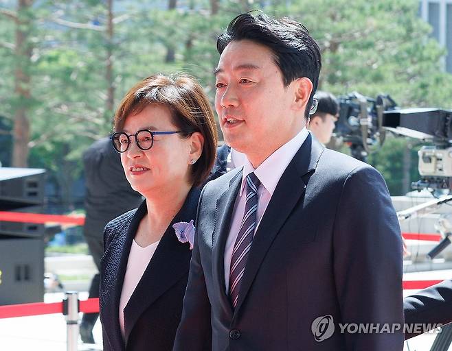 제21대 대통령 취임선서식 참석하는 강훈식 의원 (서울=연합뉴스) 대통령 비서실장에 내정된 더불어민주당 강훈식 의원(오른쪽)이 4일 서울 여의도 국회의사당에서 열린 제21대 대통령 취임선서식에 진선미 의원과 함께 참석하고 있다. 2025.6.4 [국회사진기자단] photo@yna.co.kr