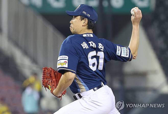 역투하는 배재환 (서울=연합뉴스) 김성민 기자 = 24일 서울 잠실야구장에서 열린 프로야구 2025 신한 SOL 뱅크 KBO리그 NC 다이노스와 LG 트윈스의 경기. 8회말 NC 배재환이 역투하고 있다. 2025.4.24 ksm7976@yna.co.kr