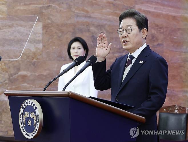 이재명 대통령, 취임 선서 (서울=연합뉴스) 이재명 대통령이 4일 서울 여의도 국회에서 열린 제21대 대통령 취임선서식에서 취임 선서를 하고 있다. 2025.6.4 [국회사진기자단] photo@yna.co.kr