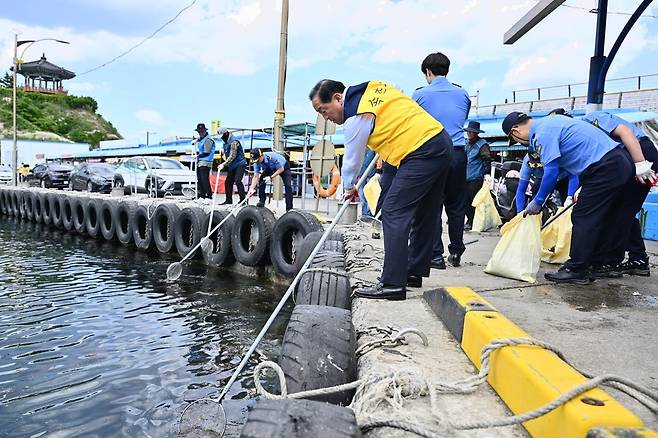 속초해경·속초시 해양환경 보전 홍보 캠페인 [속초시 제공. 재판매 및 DB 금지]