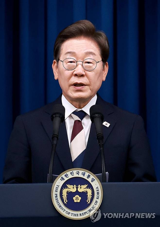 이재명 대통령이 말하는 인사 철학 (서울=연합뉴스) 홍해인 기자 = 이재명 대통령이 4일 서울 용산 대통령실 청사에서 열린 새 정부 첫 인사 발표를 하고 있다. 2025.6.4 hihong@yna.co.kr