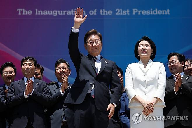 이재명 대통령, 시민들에게 인사 (서울=연합뉴스) 이재명 대통령이 4일 서울 여의도 국회 로텐더홀에서 열린 제21대 대통령 취임선서식을 마치고 잔디광장에 모인 시민들을 향해 인사하고 있다. 오른쪽은 김혜경 여사. 2025.6.4 [국회사진기자단] photo@yna.co.kr