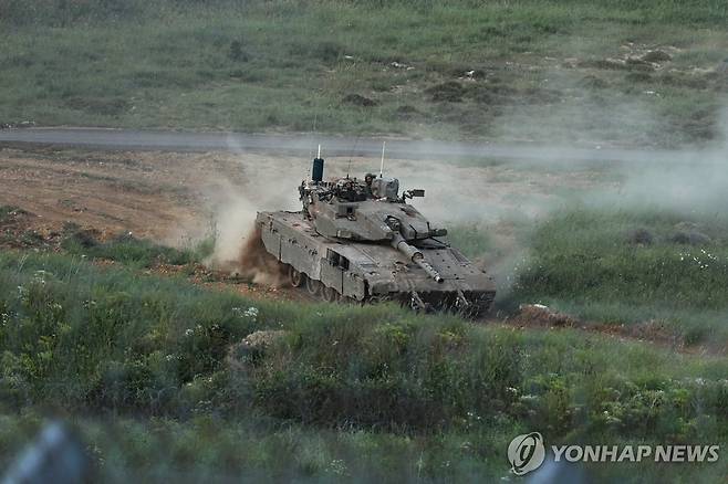 시리아 접경지의 이스라엘군 탱크 [EPA 연합뉴스 자료사진. 재판매 및 DB 금지]