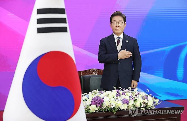 국기에 경례하는 이재명 대통령 (서울=연합뉴스) 이재명 대통령이 4일 서울 여의도 국회에서 열린 제21대 대통령 취임선서식에서 국기에 경례하고 있다. 2025.6.4 [국회사진기자단] photo@yna.co.kr