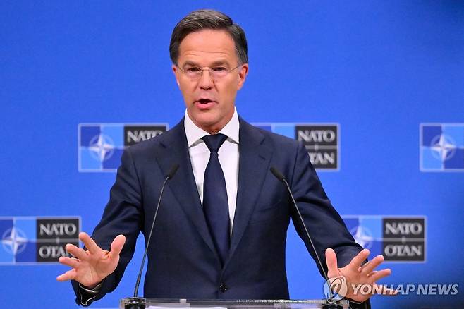 기자회견하는 나토 사무총장 (브뤼셀 AFP=연합뉴스) 마르크 뤼터 나토 사무총장이 4일(현지시간) 벨기에 브뤼셀에서 기자회견을 열고 있다. 2025.6.4 photo@yna.co.kr [재판매 및 DB 금지]
