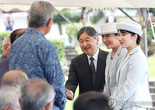 오키나와 찾은 나루히토 일왕 (이토만 지지·AFP=연합뉴스) 나루히토 일왕(가운데) 가족이 4일 오키나와 이토만시 국립오키나와전몰자묘원을 찾아 관계자들과 대화하고 있다.
