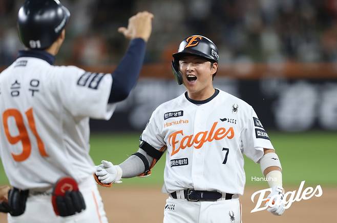 7회 역전타를 날리고 기뻐하는 한화 이도윤(오른쪽) [한화 이글스 제공. 재판매 및 DB 금지]