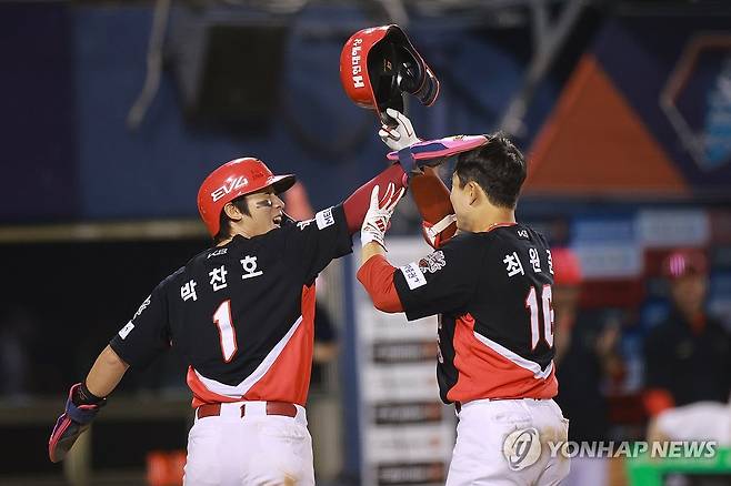 최원준 투런포, 분위기 좋은 KIA (서울=연합뉴스) 신현우 기자 = 4일 서울 잠실야구장에서 열린 프로야구 2025 신한 SOL 뱅크 KBO리그 KIA 타이거즈와 두산 베어스의 경기.
    9회초 무사 1루 KIA 최원준이 2점 홈런을 치고 1루주자 박찬호와 장난을 치며 더그아웃으로 향하고 있다. 2025.6.4 nowwego@yna.co.kr