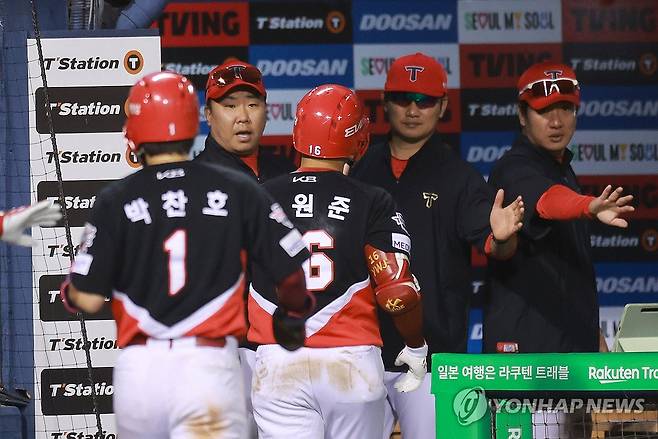 '테이블세터 잘했어!' (서울=연합뉴스) 신현우 기자 = 4일 서울 잠실야구장에서 열린 프로야구 2025 신한 SOL 뱅크 KBO리그 KIA 타이거즈와 두산 베어스의 경기.
    9회초 무사 1루 KIA 최원준이 2점 홈런을 치고 1루주자 박찬호와 더그아웃으로 향하는 가운데 이범호 감독 등 코치진이 이들을 반기고 있다. 2025.6.4 nowwego@yna.co.kr