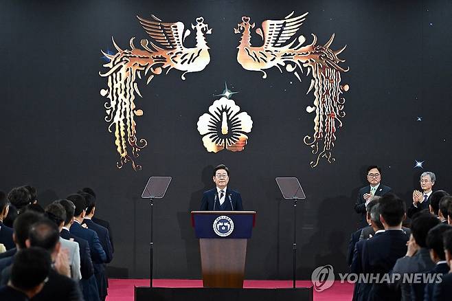 이재명 대통령 취임선서식 (서울=연합뉴스) 이재명 대통령이 4일 서울 여의도 국회에서 열린 제21대 대통령 취임선서식에서 박수를 받고 있다. 2025.6.4 [국회사진기자단] photo@yna.co.kr