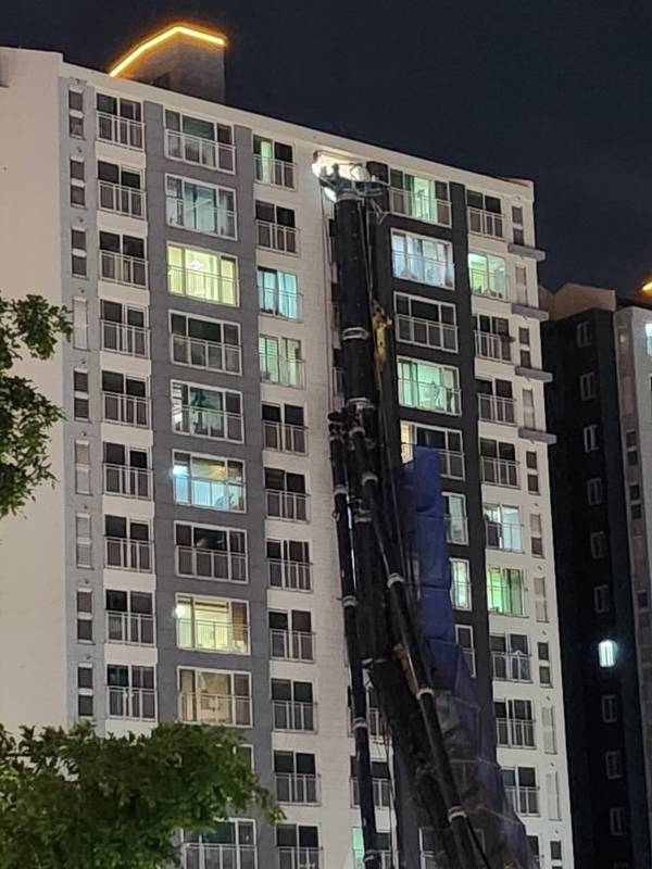 용인 서천지구 아파트 단지에 지하철 공사용 거중기가 쓰러진 모습. 2025. 6. 5 /독자제공