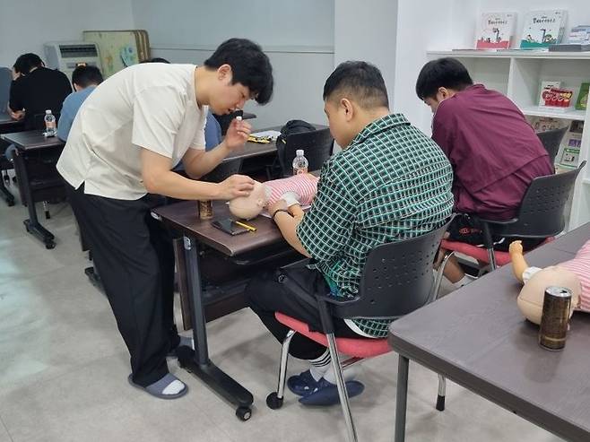 안양시 동안구보건소는 지난 5월 중 관내 예비 아빠 및 24개월 이하 자녀를 둔 아빠들을 대상으로 육아 참여도를 높이기 위한 '라떼파파 교육'을 성공적으로 운영했다. 사진=안양시