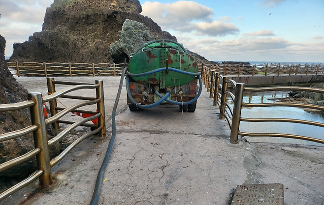 독도경비대 오수를 처리하고 있다./독도관리사무소