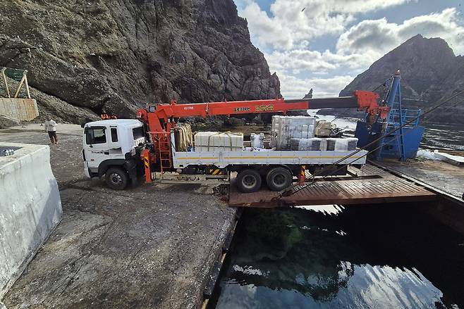 울릉독도 주민 숙소에 배터리와 생필품을 수송하고 있다./독도관리사무소