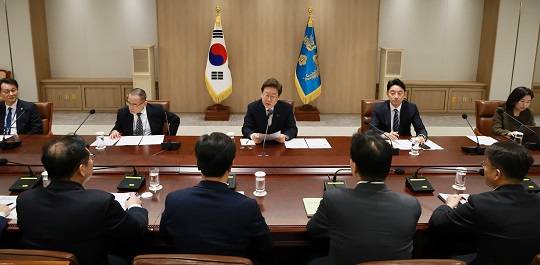 어제(4일) 서울 용산 대통령실 청사에서 '비상경제점검 태스크포스(TF) 회의'를 주재하는 이재명 대통령 (사진 : 대통령실통신사진기자단)