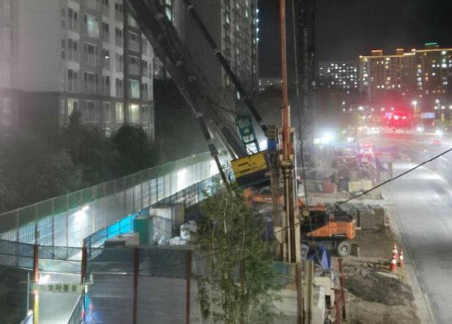 용인시 기흥구 서천동 인덕원~동탄 복선전철 공사현장에서 넘어져 인근 아파트를 덮친 크레인 모습.(사진=경기도소방재난본부)